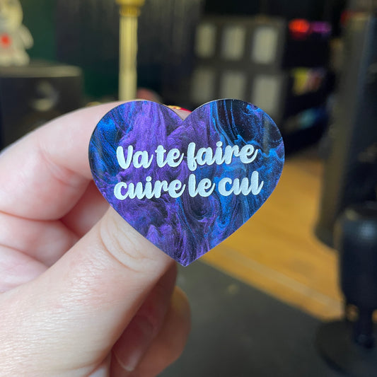 [Contrôle technique] Broche "Va te faire cuire le cul" en acrylique marbrée bleue, noire et violette