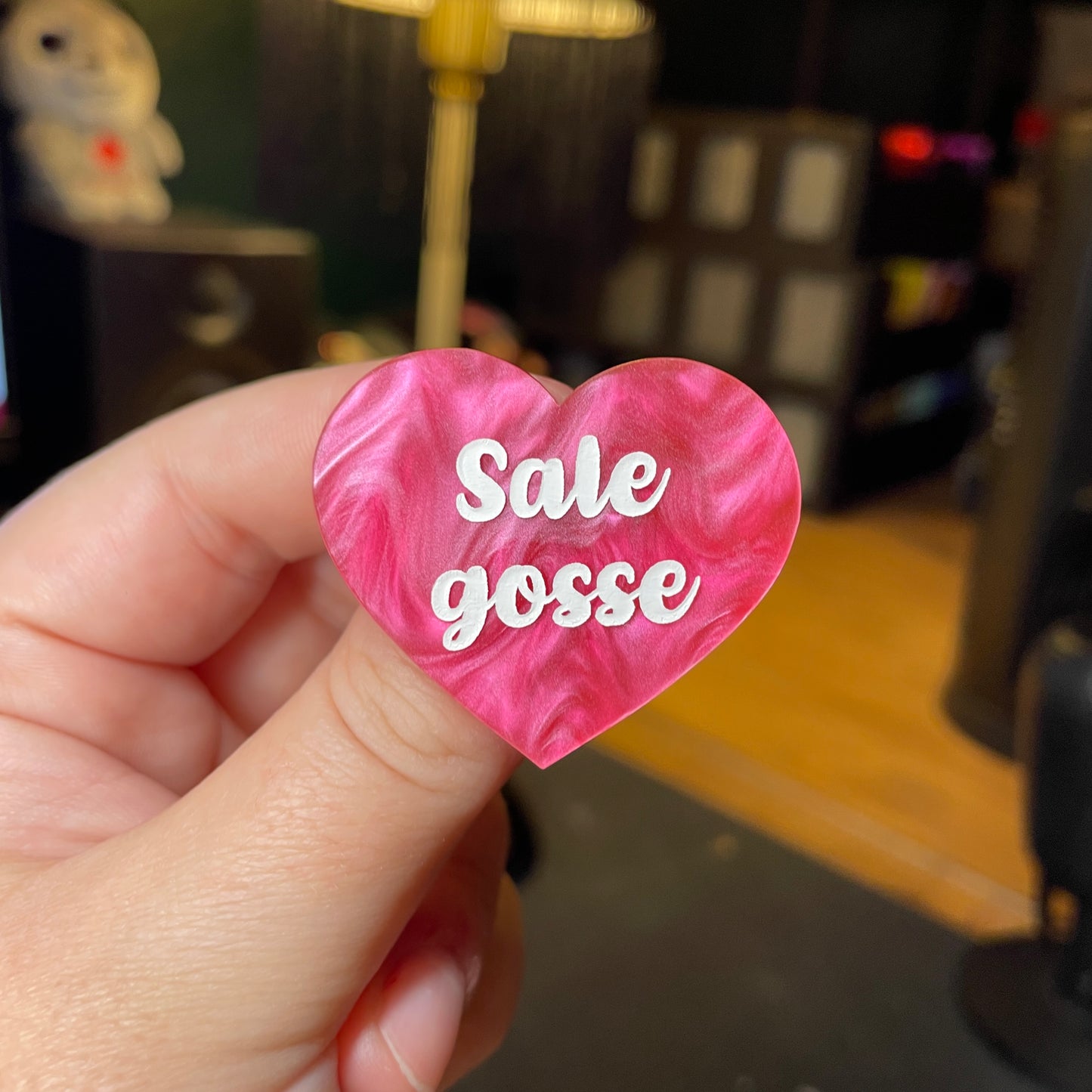 [Contrôle technique] Broche "Sale gosse" en acrylique marbrée rose