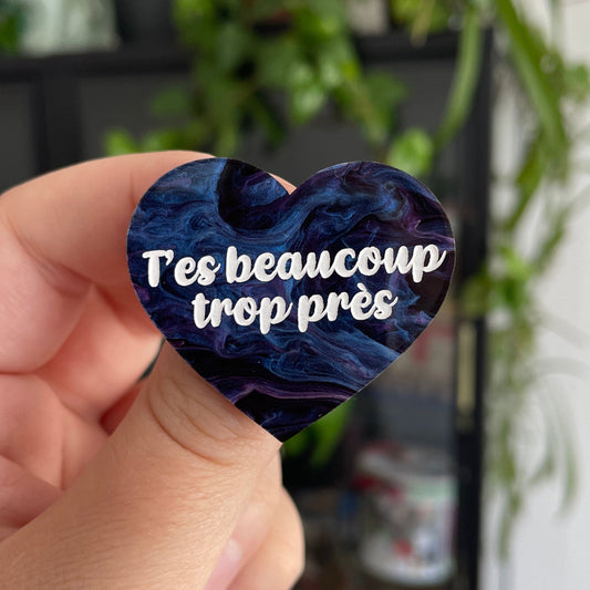 [CONTRÔLE TECHNIQUE] Broche "T'es beaucoup trop près" en acrylique marbrée bleue, noire et violette