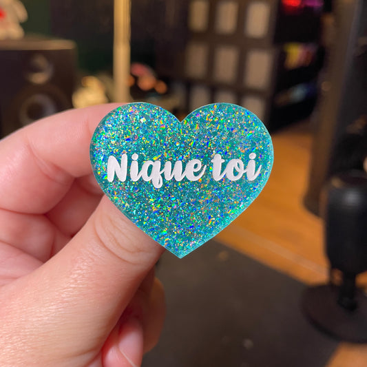 [Contrôle technique] Broche "Nique toi" en acrylique à paillettes turquoise