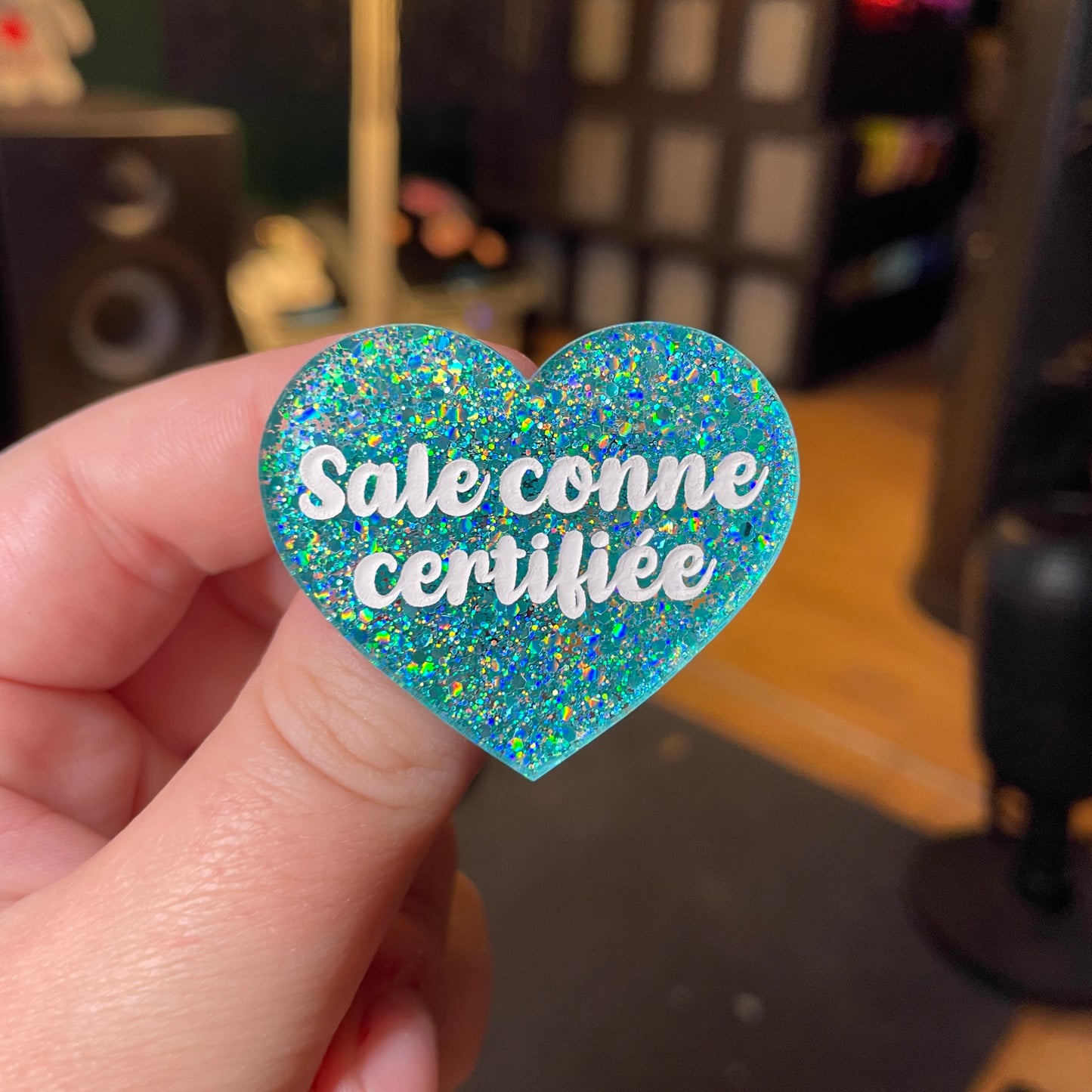 [Contrôle technique] Broche "Sale conne certifiée" en acrylique à paillettes turquoise