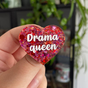 [CONTRÔLE TECHNIQUE] Broche "Drama queen" en acrylique transparente avec des confettis rouges et roses