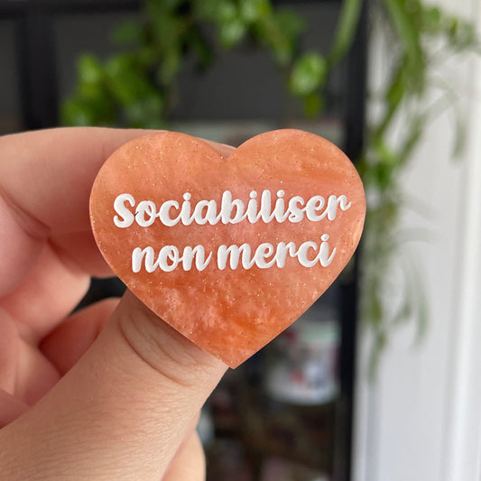 [CONTRÔLE TECHNIQUE] Broche "Sociabiliser non merci" en acrylique marbrée orange à paillettes