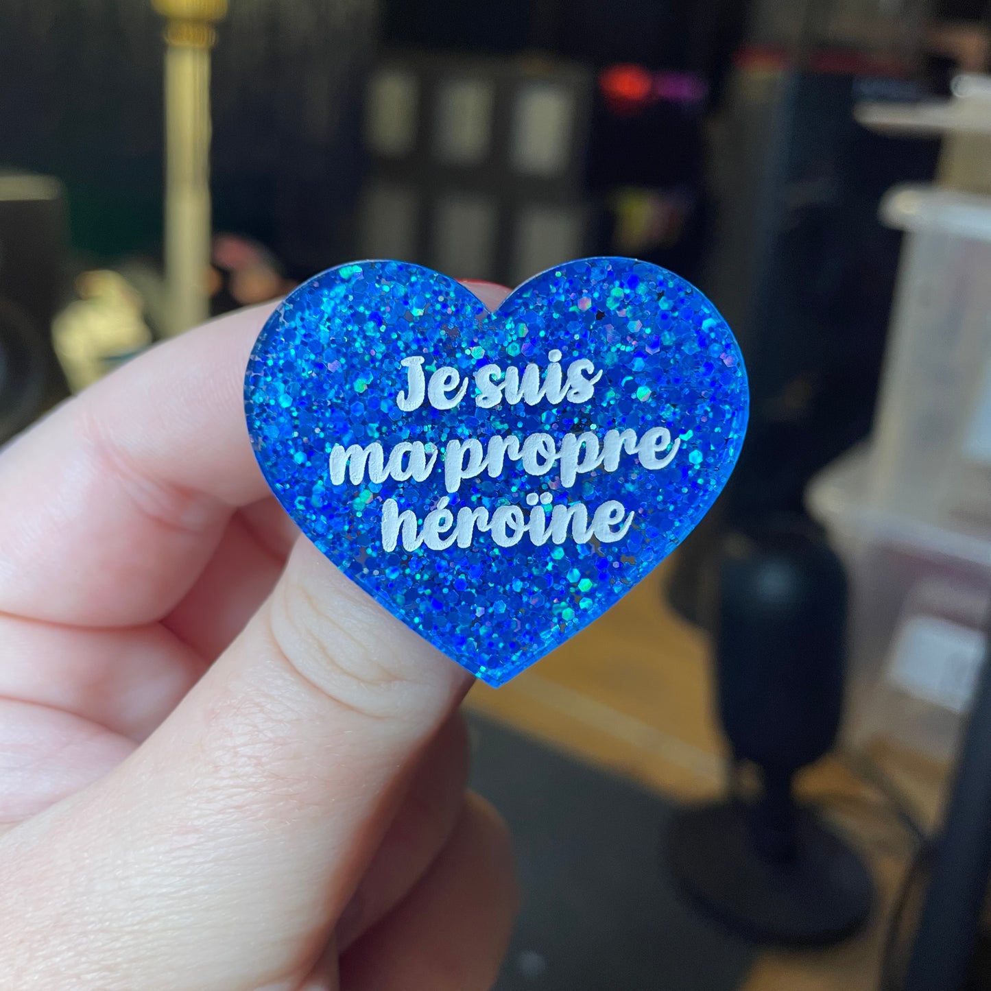 [Contrôle technique] Broche "Je suis ma propre héroïne" en acrylique à paillettes bleues