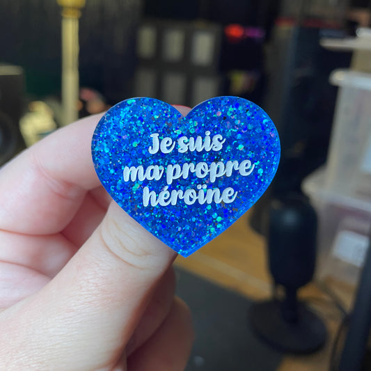 [Contrôle technique] Broche "Je suis ma propre héroïne" en acrylique à paillettes bleues