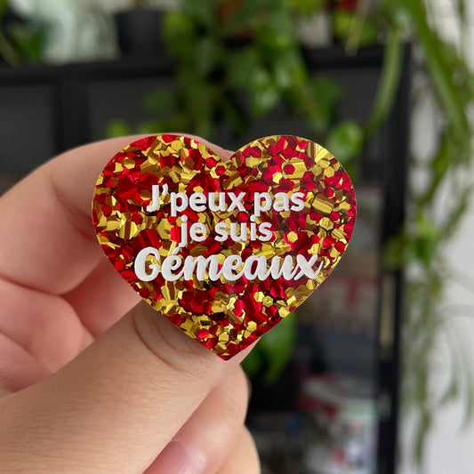 [CONTRÔLE TECHNIQUE] Broche "J'peux pas je suis Gémeaux" en acrylique à gros confettis rouges et jaunes