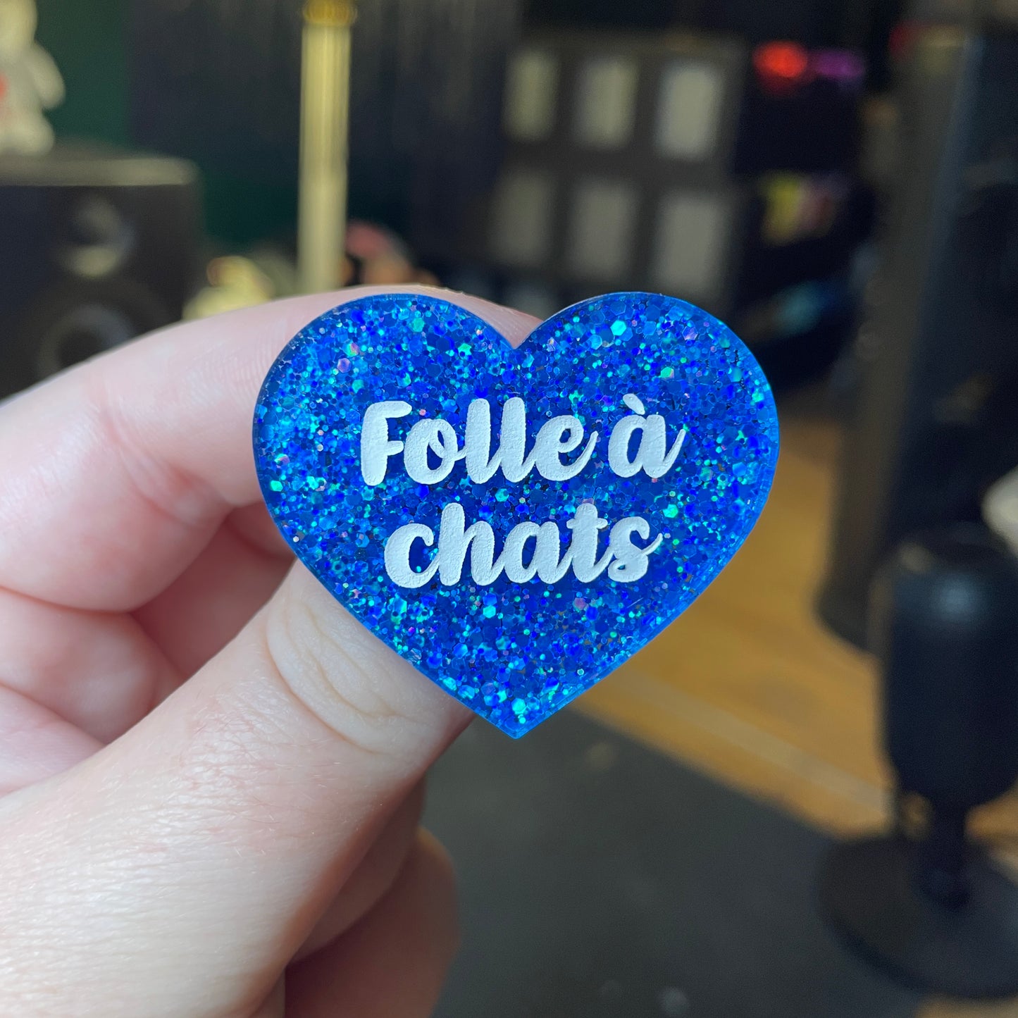 [Contrôle technique] Broche "Folle à chats" en acrylique à paillettes bleues