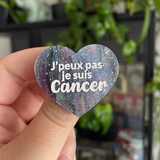 [CONTRÔLE TECHNIQUE] Broche "J'peux pas je suis Cancer" en acrylique marbrée grise et violette à paillettes
