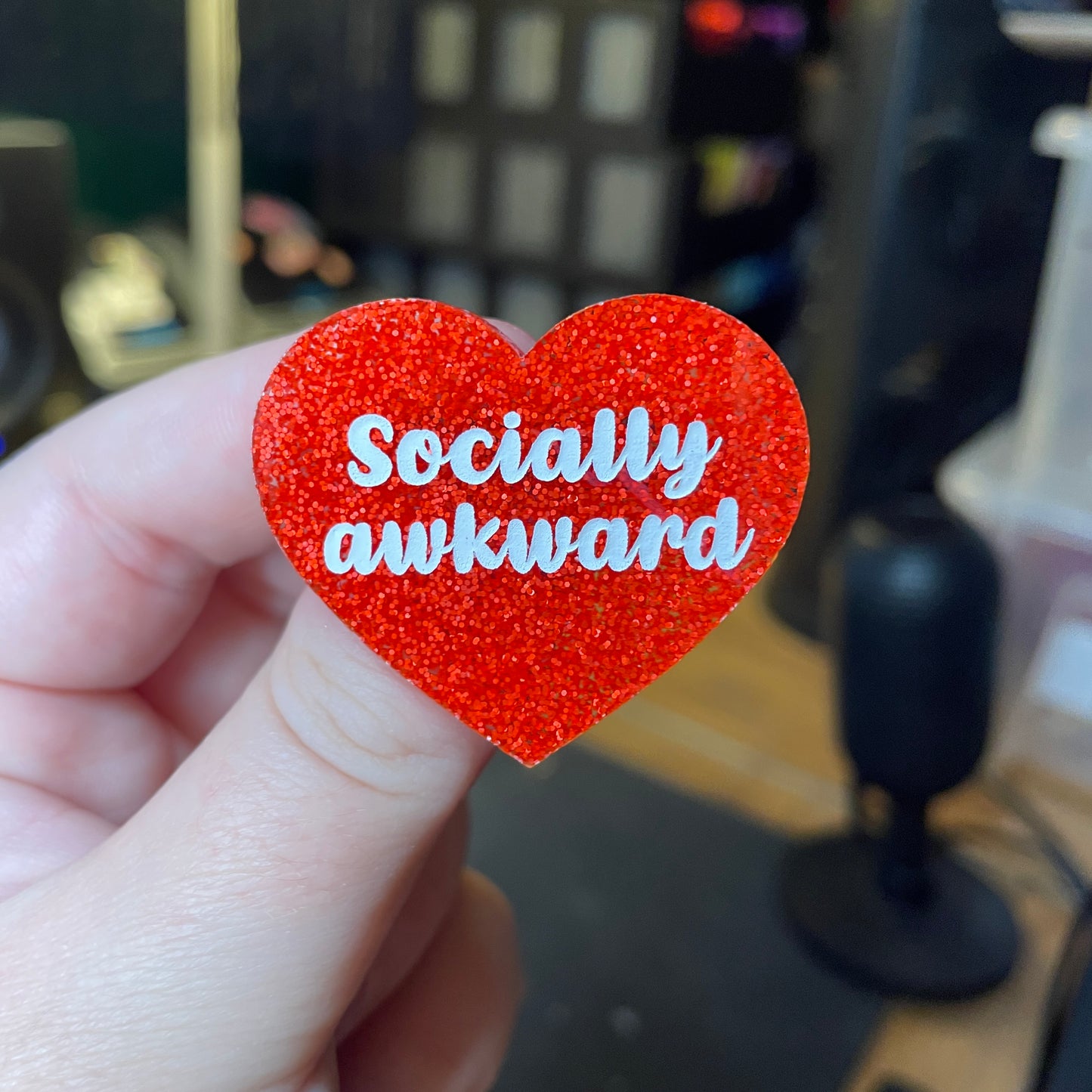 [Contrôle technique] Broche "Socially awkward" en acrylique à paillettes oranges