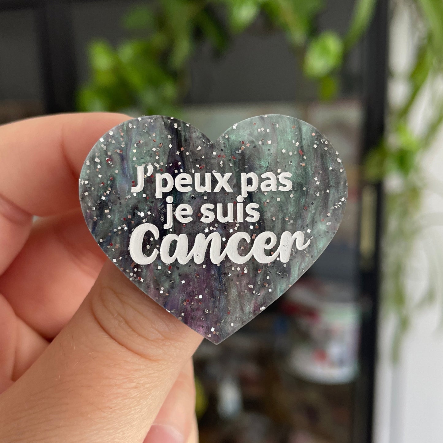 [CONTRÔLE TECHNIQUE] Broche "J'peux pas je suis Cancer" en acrylique marbrée grise et violette à paillettes