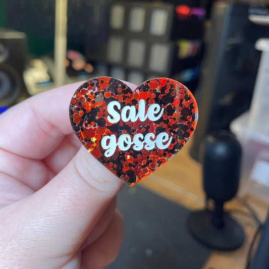 [Contrôle technique] Broche "Sale gosse" en acrylique semi transparente avec des pois rouges et noirs