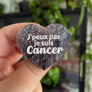 [CONTRÔLE TECHNIQUE] Broche "J'peux pas je suis Cancer" en acrylique marbrée grise et violette à paillettes