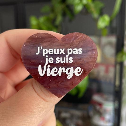 [CONTRÔLE TECHNIQUE] Broche "J'peux pas je suis Vierge" en acrylique marbrée marron et violette à paillettes