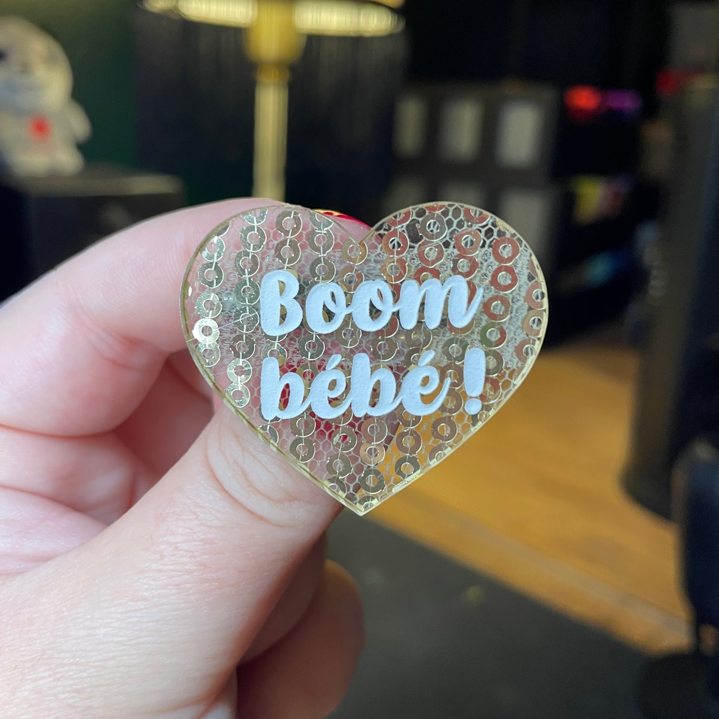 [Contrôle technique] Broche "Boom bébé !" en acrylique japonaise transparente avec des sequins dorés