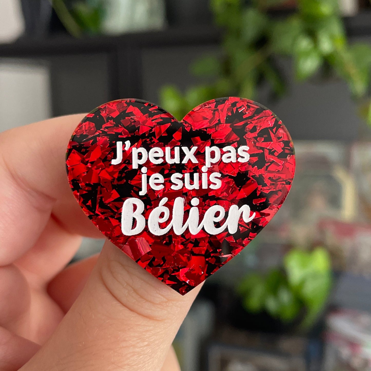 [CONTRÔLE TECHNIQUE] Broche "J'peux pas je suis Bélier" en acrylique transparente avec des confettis rouges