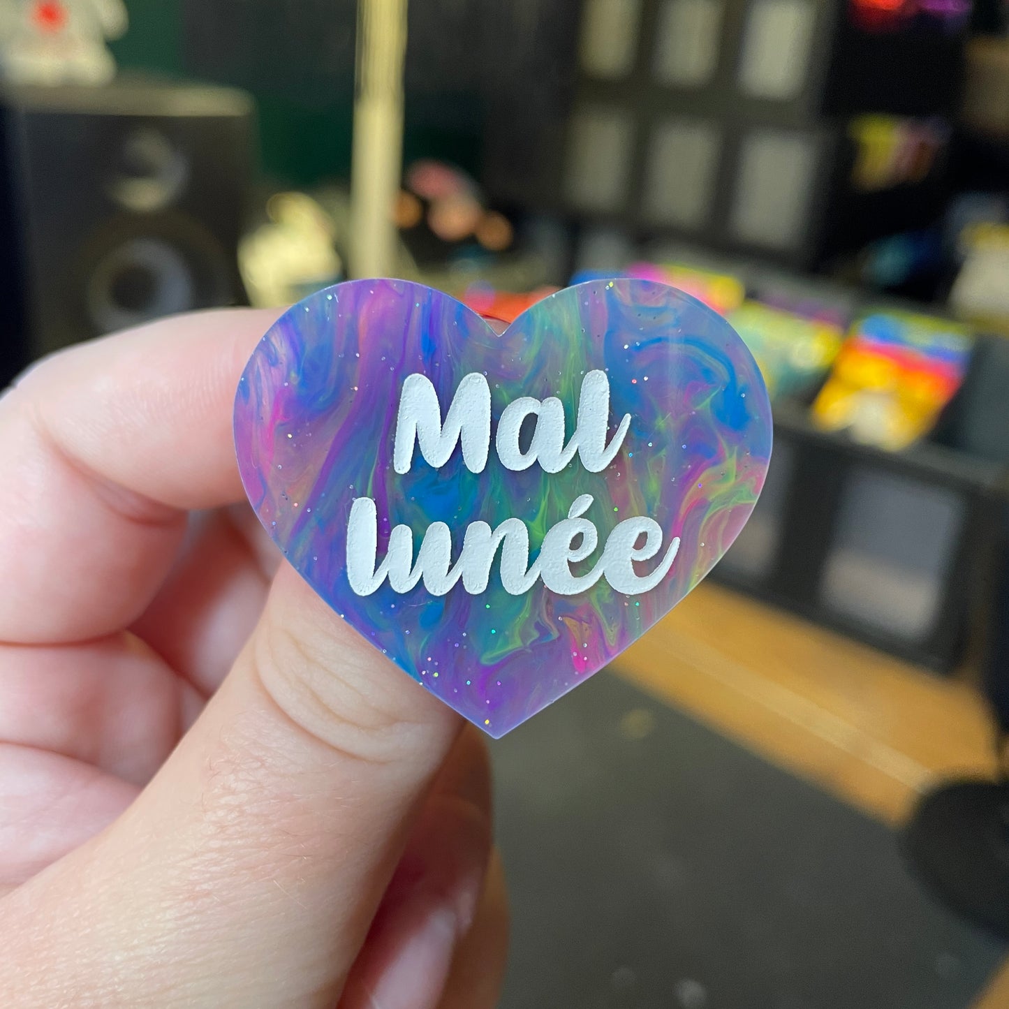 [Contrôle technique] Broche "Mal lunée" en acrylique semi transparente marbrée multicolore
