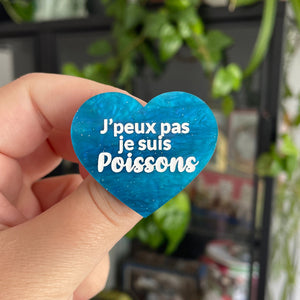 [CONTRÔLE TECHNIQUE] Broche "J'peux pas je suis Poissons" en acrylique marbrée bleue à paillettes