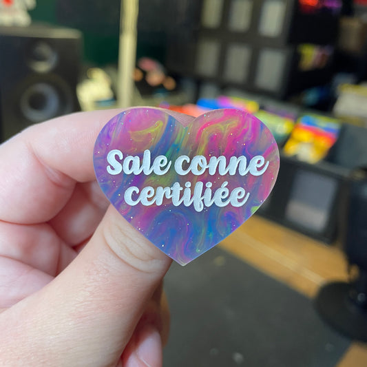 [Contrôle technique] Broche "Sale conne certifiée" en acrylique semi transparente marbrée multicolore