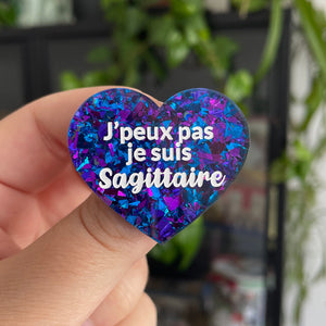 [CONTRÔLE TECHNIQUE] Broche "J'peux pas je suis Sagittaire" en acrylique transparente avec des confettis bleus et violets