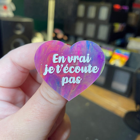[Contrôle technique] Broche "En vrai je t'écoute pas" en acrylique semi transparente marbrée multicolore