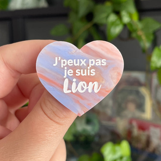 [CONTRÔLE TECHNIQUE] Broche "J'peux pas je suis Lion" en acrylique marbrée corail, bleue, blanche et dorée