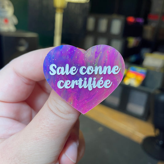 [Contrôle technique] Broche "Sale conne certifiée" en acrylique semi transparente marbrée multicolore