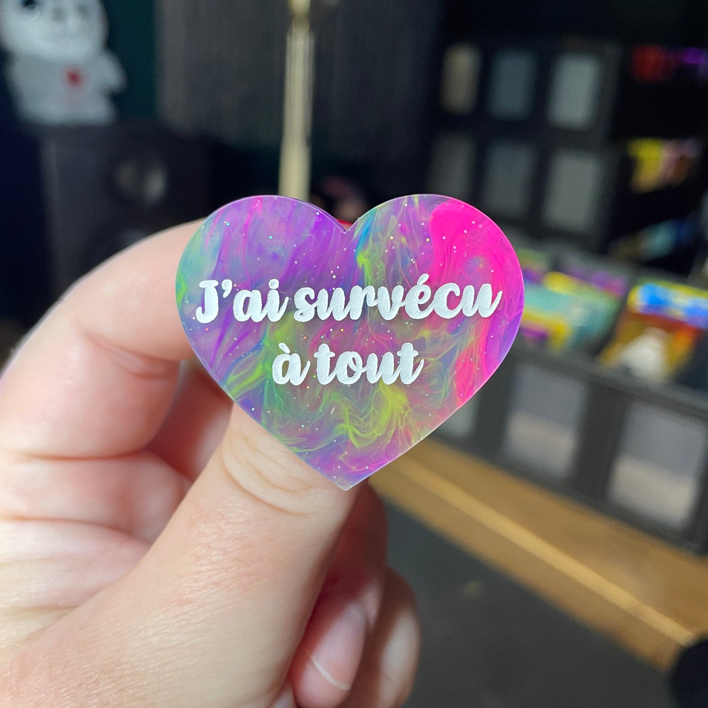 [Contrôle technique] Broche "J'ai survécu à tout" en acrylique semi transparente marbrée multicolore