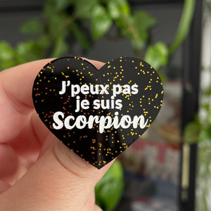 [CONTRÔLE TECHNIQUE] Broche "J'peux pas je suis Scorpion" en acrylique noire avec des paillettes dorées