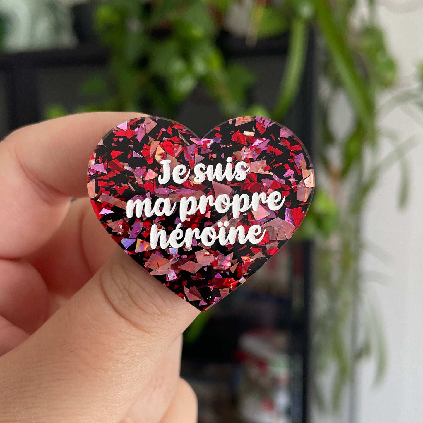 [CONTRÔLE TECHNIQUE] Broche "Je suis ma propre héroïne" en acrylique noire avec des éclats de confettis rouges et roses