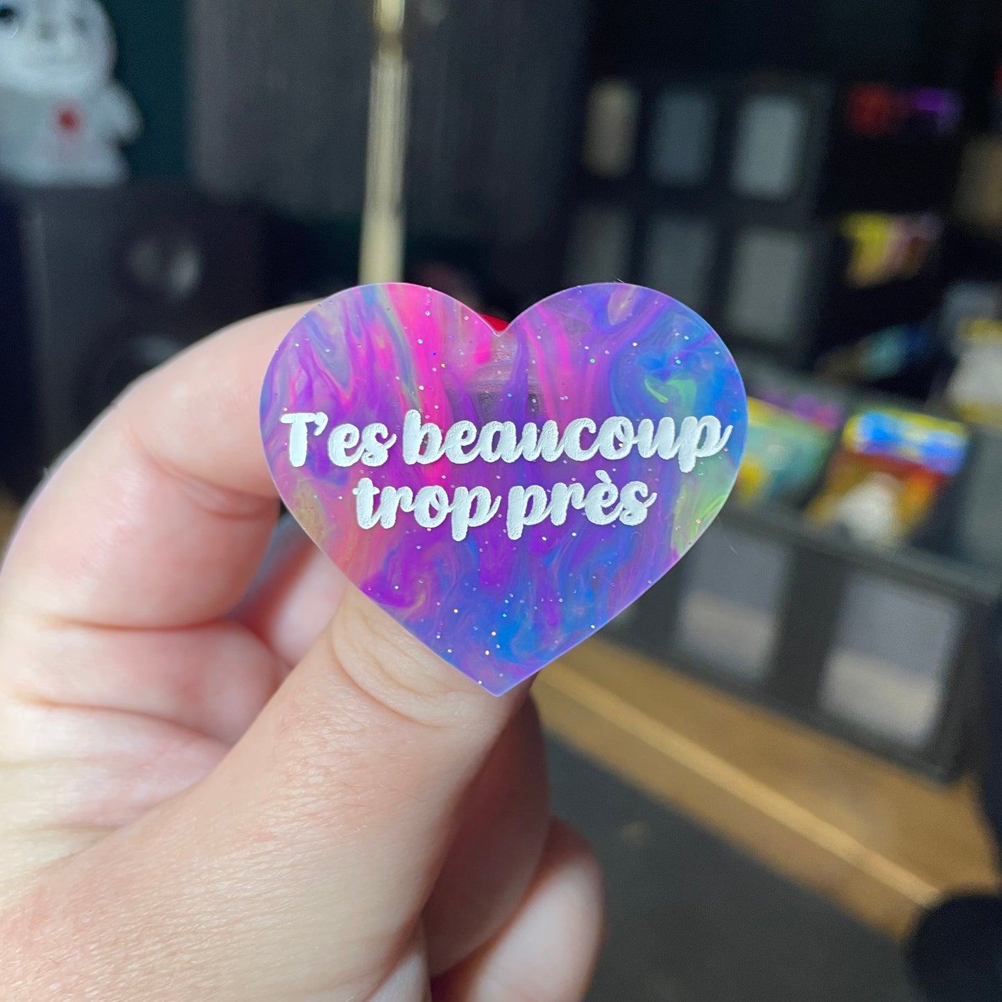 [Contrôle technique] Broche "T'es beaucoup trop près" en acrylique semi transparente marbrée multicolore
