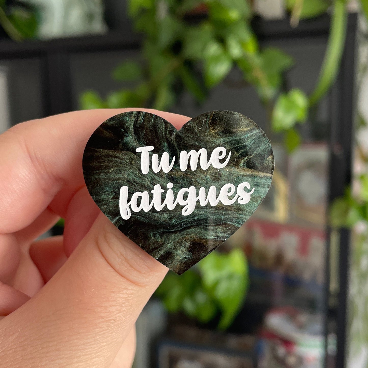 [CONTRÔLE TECHNIQUE] Broche "Tu me fatigues" en acrylique marbrée verte et dorée