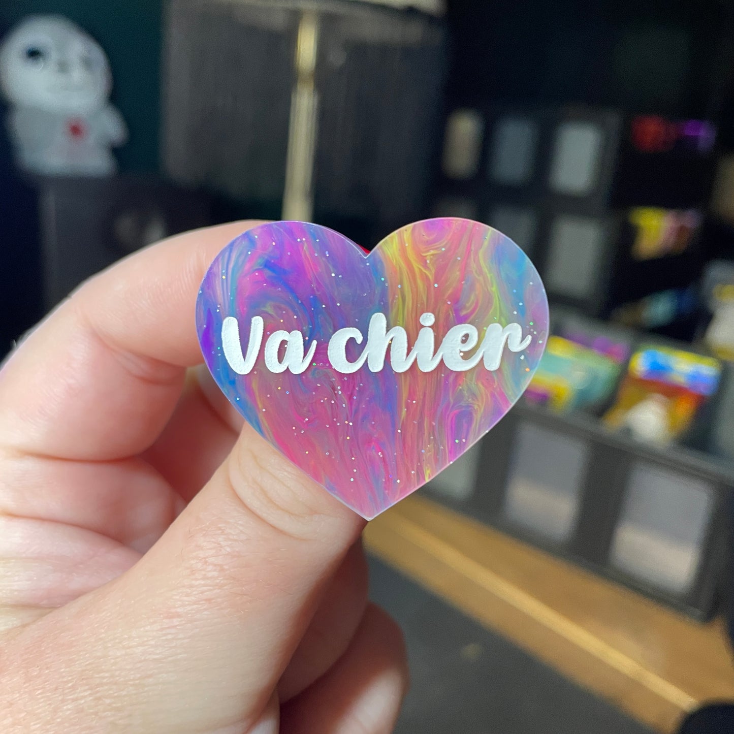 [Contrôle technique] Broche "Va chier" en acrylique semi transparente marbrée multicolore