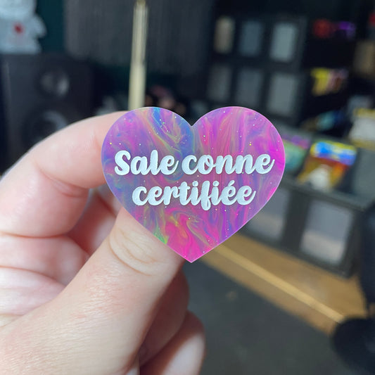 [Contrôle technique] Broche "Sale conne certifiée" en acrylique semi transparente marbrée multicolore