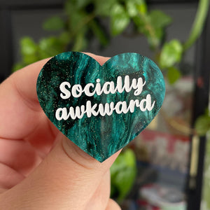 [CONTRÔLE TECHNIQUE] Broche "Socially awkward" en acrylique marbrée noire et vert sapin à paillettes