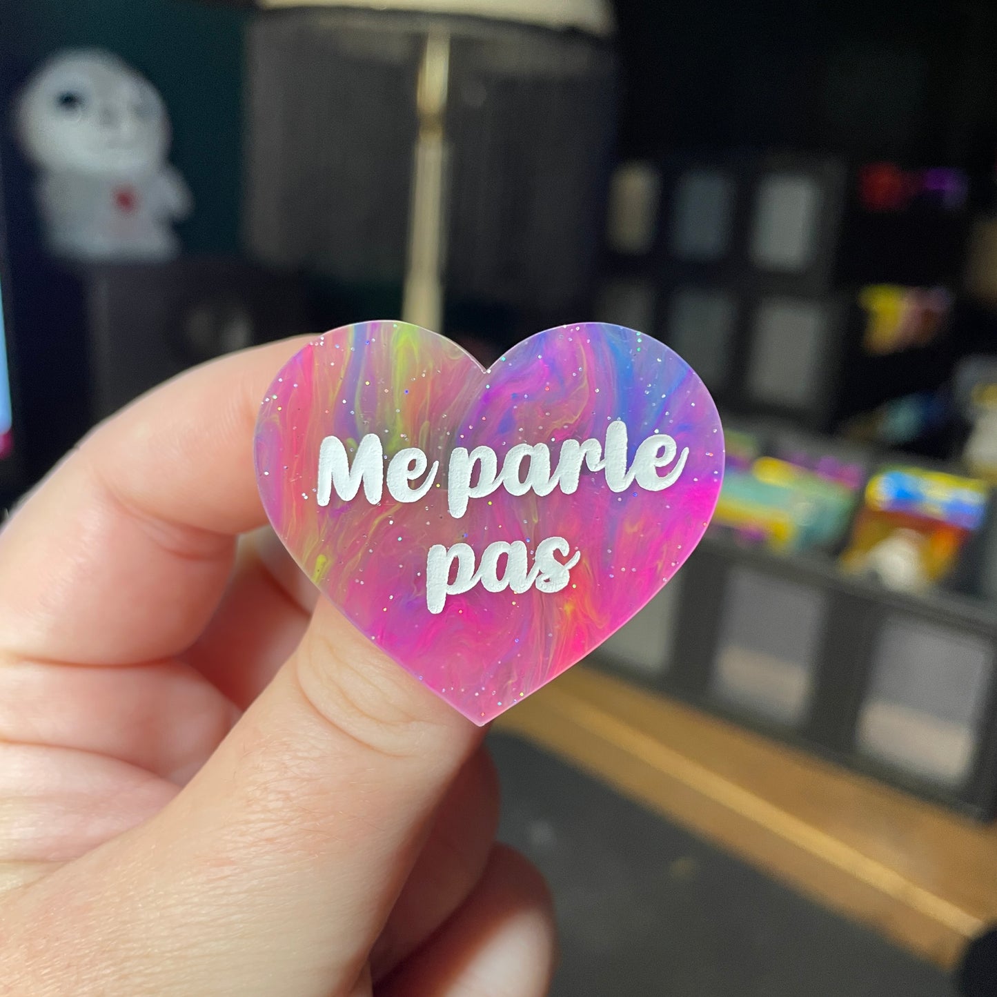 [Contrôle technique] Broche "Me parle pas" en acrylique semi transparente marbrée multicolore
