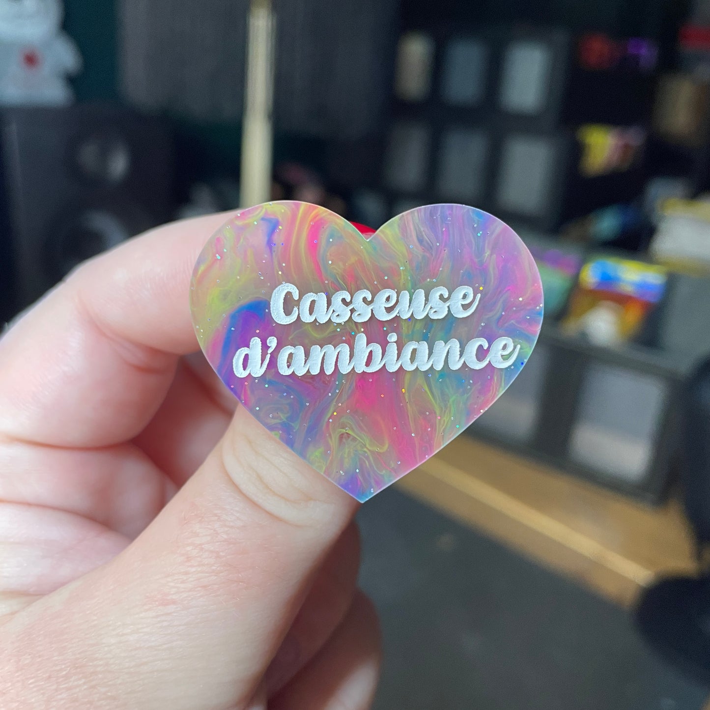 [Contrôle technique] Broche "Casseuse d'ambiance" en acrylique semi transparente marbrée multicolore