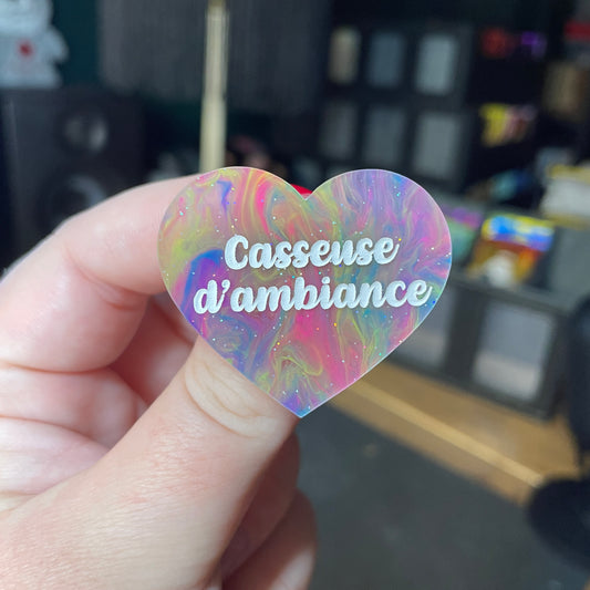 [Contrôle technique] Broche "Casseuse d'ambiance" en acrylique semi transparente marbrée multicolore