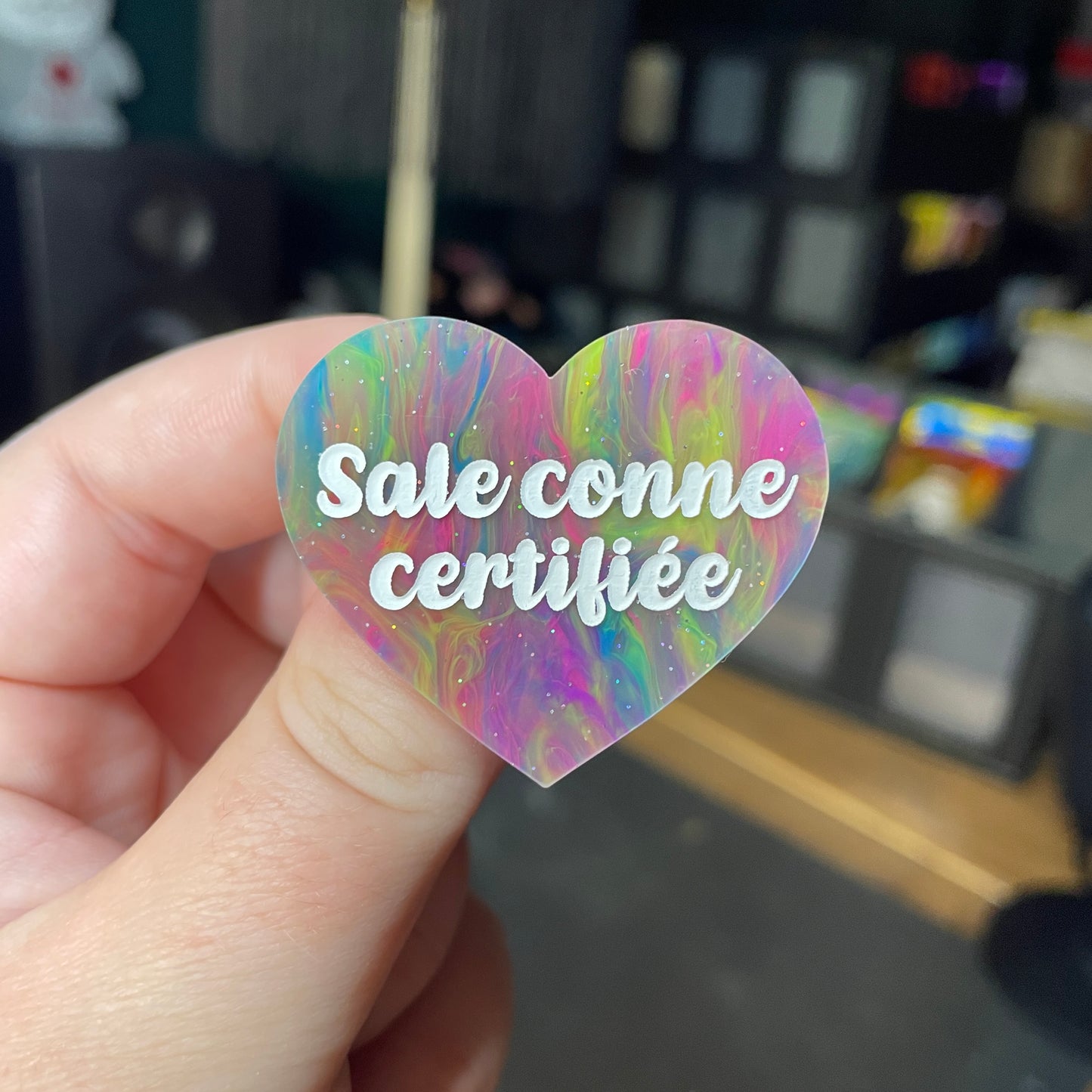 [Contrôle technique] Broche "Sale conne certifiée" en acrylique semi transparente marbrée multicolore