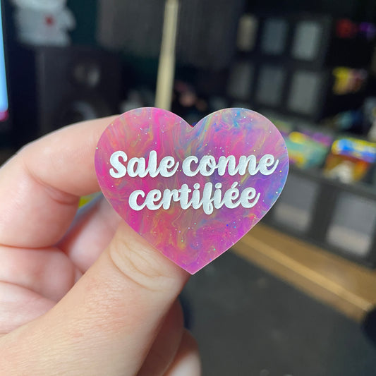 [Contrôle technique] Broche "Sale conne certifiée" en acrylique semi transparente marbrée multicolore