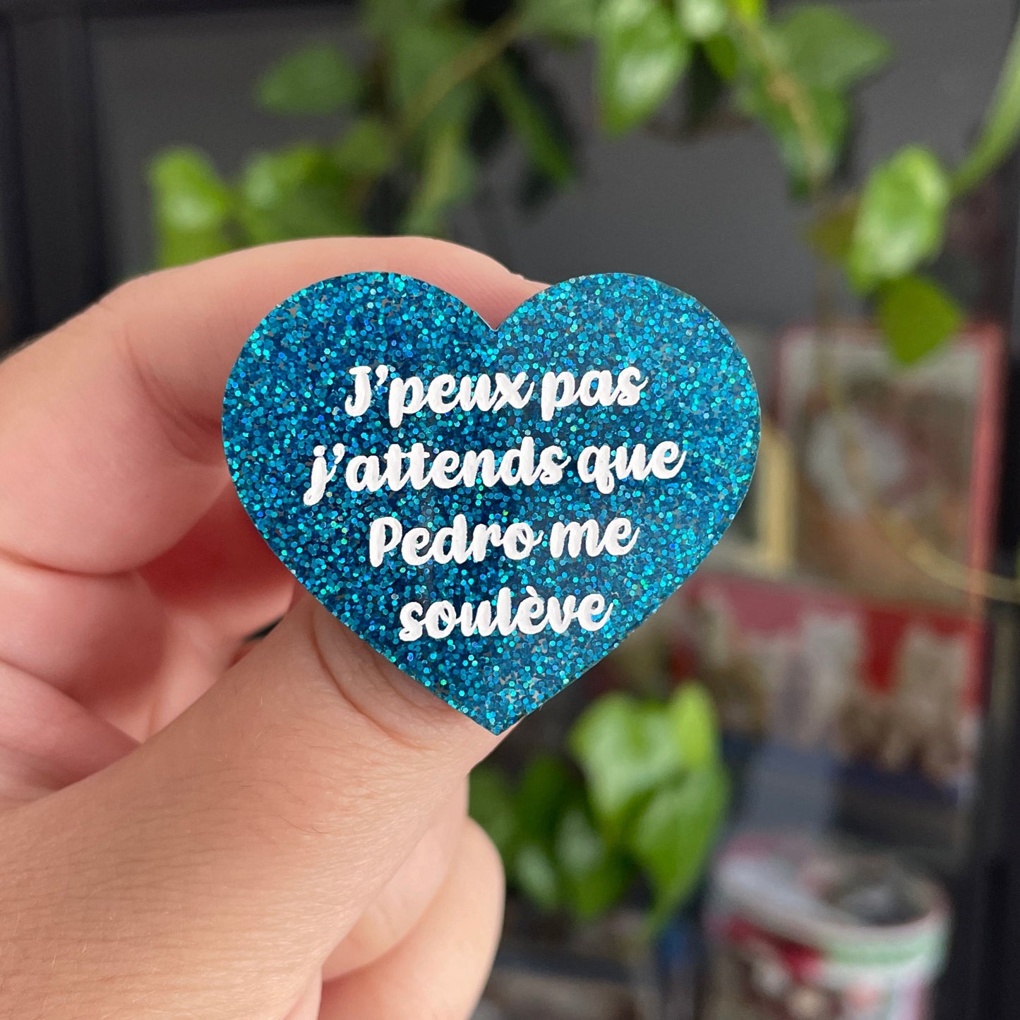 [CONTRÔLE TECHNIQUE] Broche "J'peux pas j'attends que Pedro me soulève" en acrylique à paillettes bleues