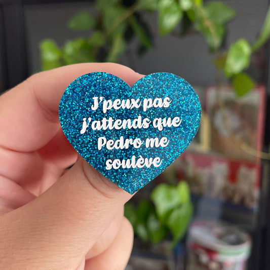 [CONTRÔLE TECHNIQUE] Broche "J'peux pas j'attends que Pedro me soulève" en acrylique à paillettes bleues