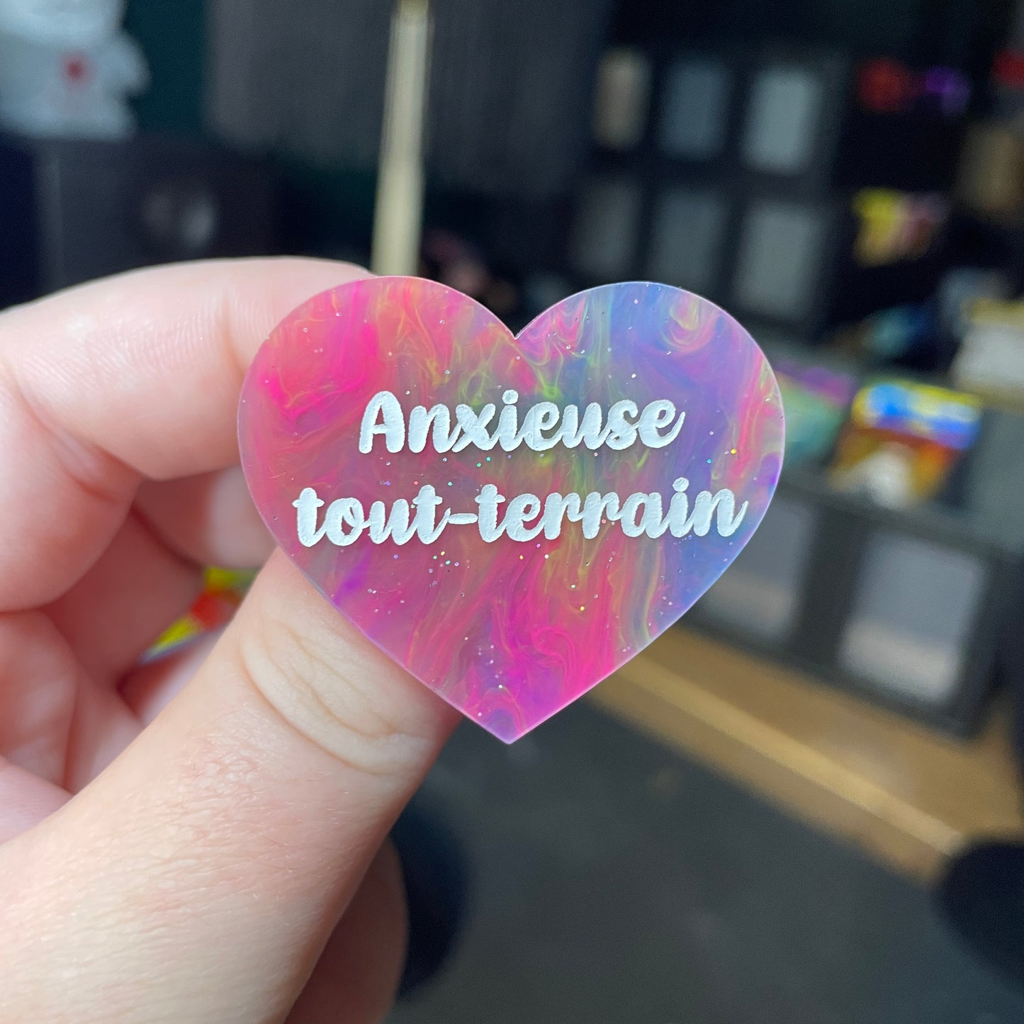 [Contrôle technique] Broche "Anxieuse tout-terrain" en acrylique semi transparente marbrée multicolore