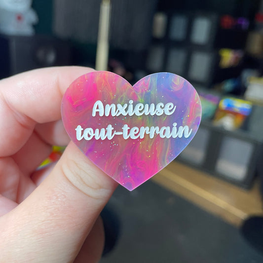 [Contrôle technique] Broche "Anxieuse tout-terrain" en acrylique semi transparente marbrée multicolore