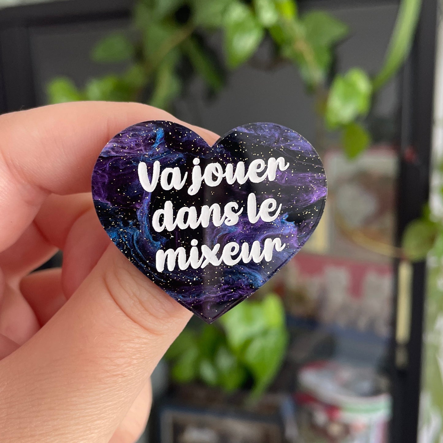 [CONTRÔLE TECHNIQUE] Broche "Va jouer dans le mixeur" en acrylique marbrée bleue et violette à paillettes