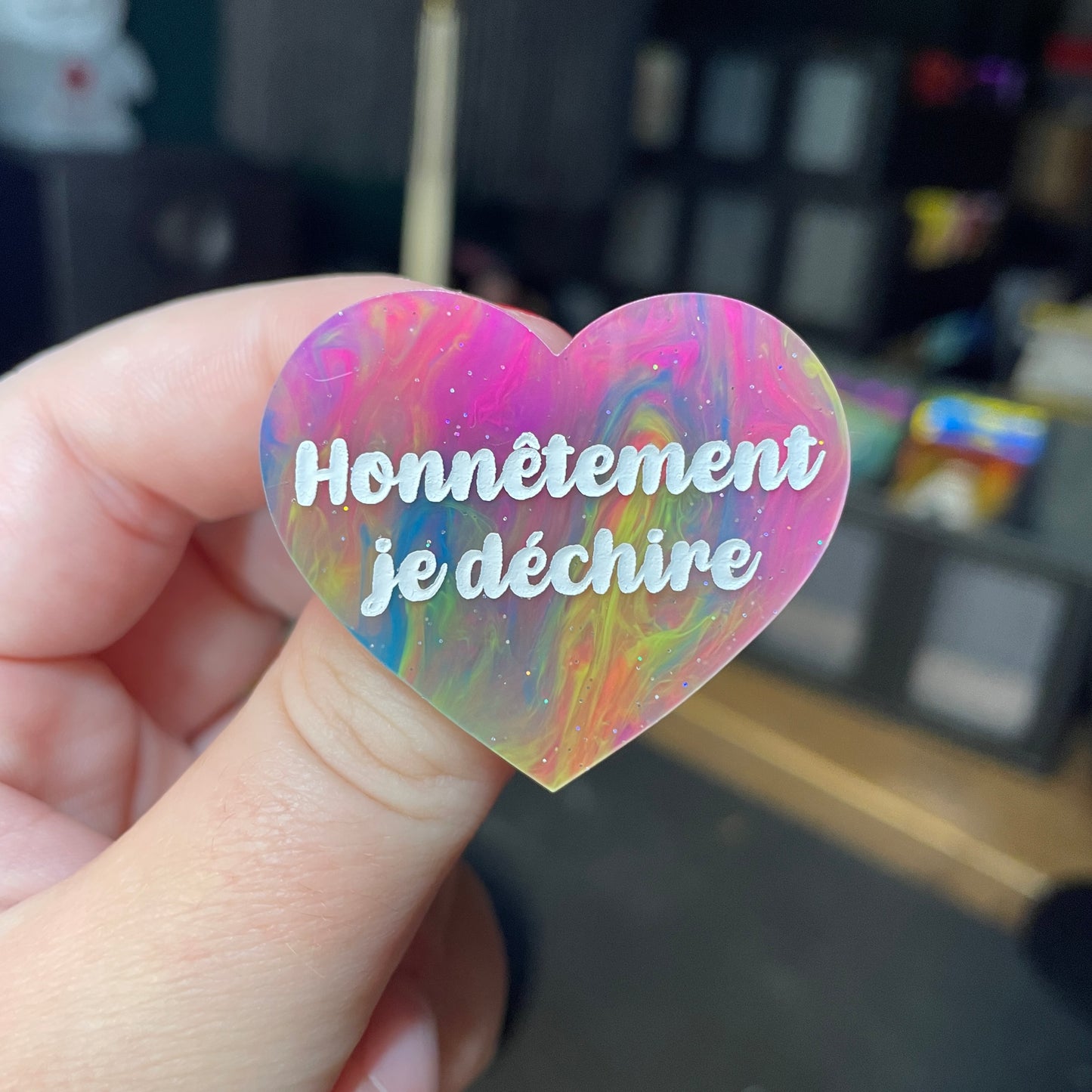 [Contrôle technique] Broche "Honnêtement je déchire" en acrylique semi transparente marbrée multicolore