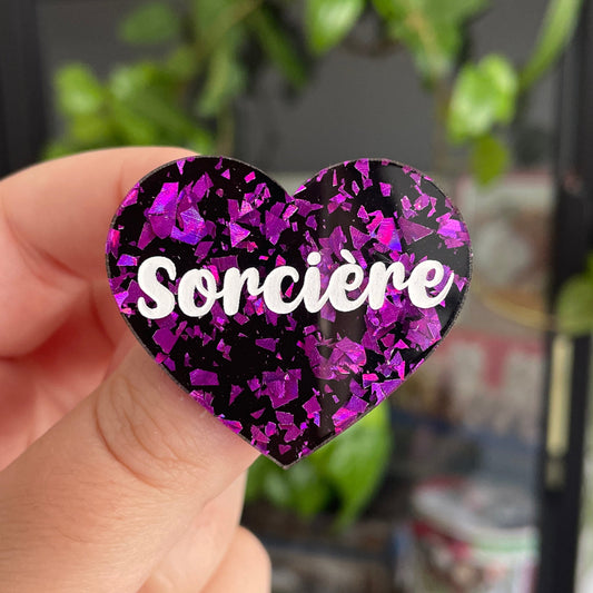 [CONTRÔLE TECHNIQUE] Broche "Sorcière" en acrylique noire avec des confettis violets