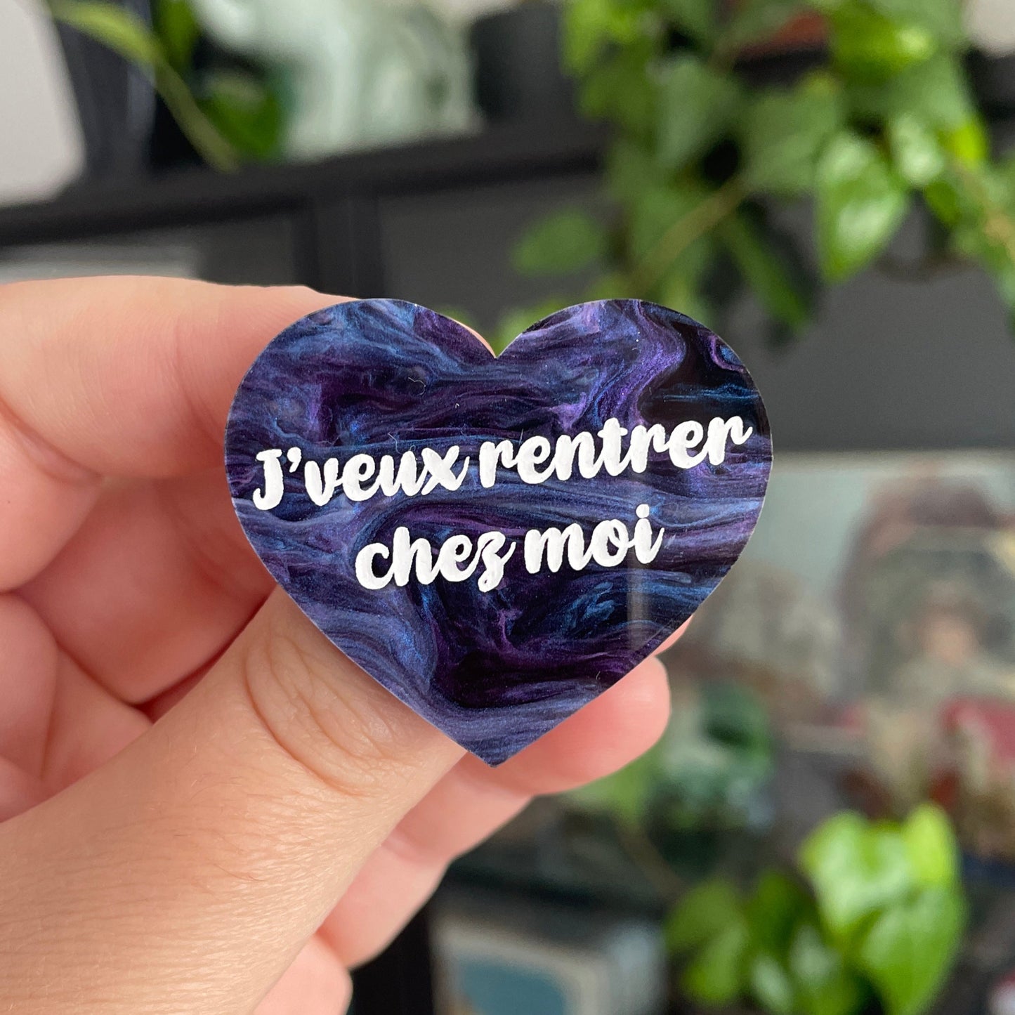 [CONTRÔLE TECHNIQUE] Broche "J'veux rentrer chez moi" en acrylique marbrée bleue et violette