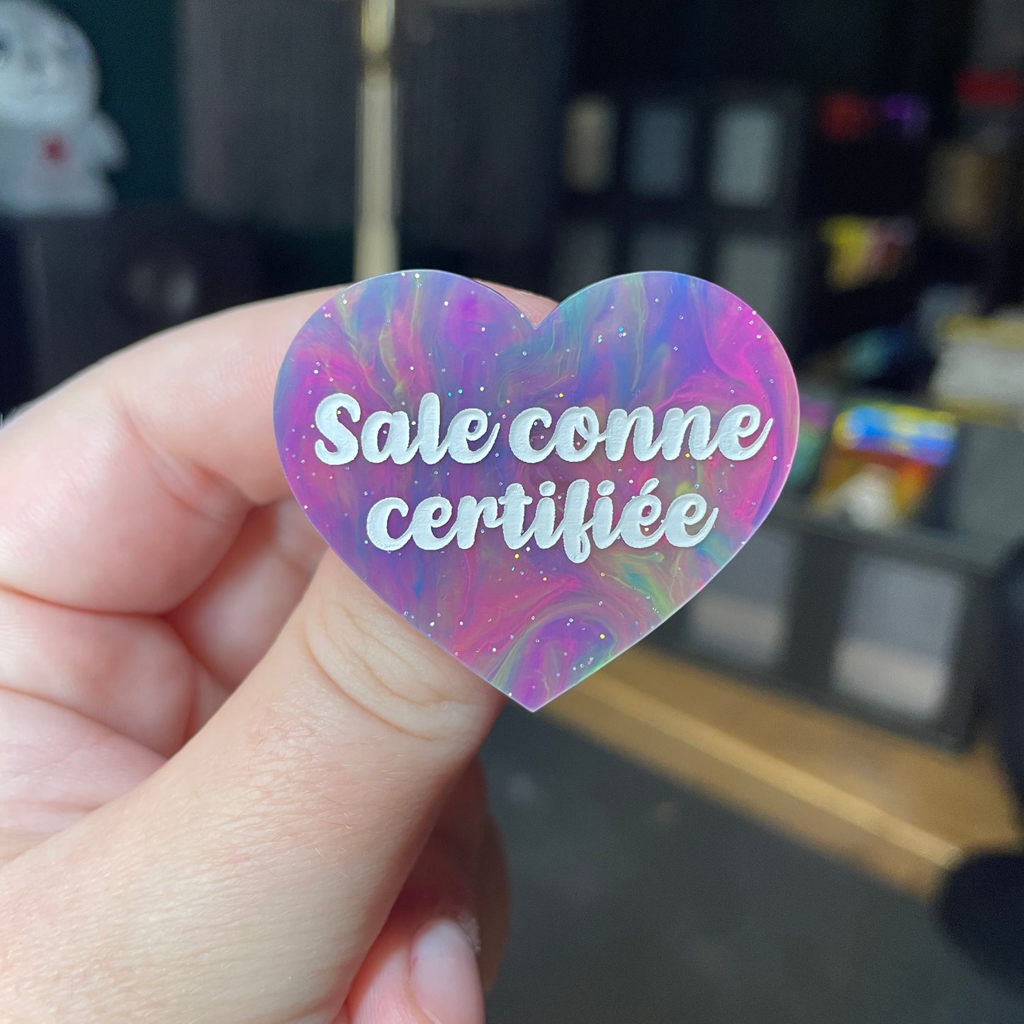 [Contrôle technique] Broche "Sale conne certifiée" en acrylique semi transparente marbrée multicolore