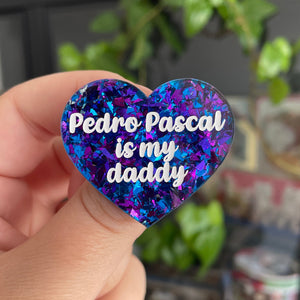 [CONTRÔLE TECHNIQUE] Broche "Pedro Pascal is my daddy" en acrylique transparente avec des confettis bleus et violets