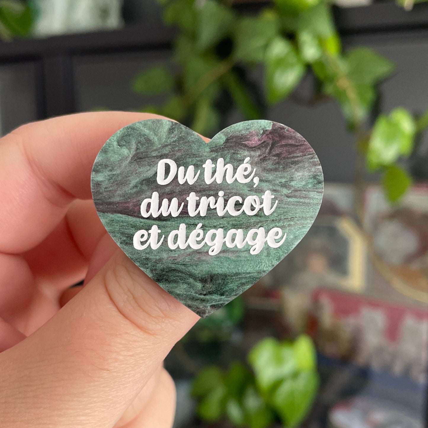 [CONTRÔLE TECHNIQUE] Broche "Du thé, du tricot et dégage" en acrylique marbrée violette et verte